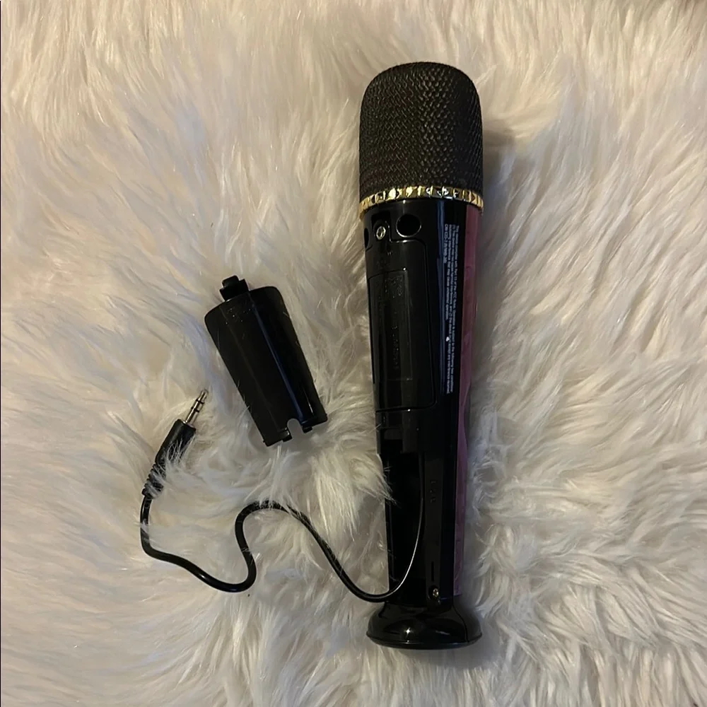 Descendants 2 Wireless MP3 Black Microphone - great condition